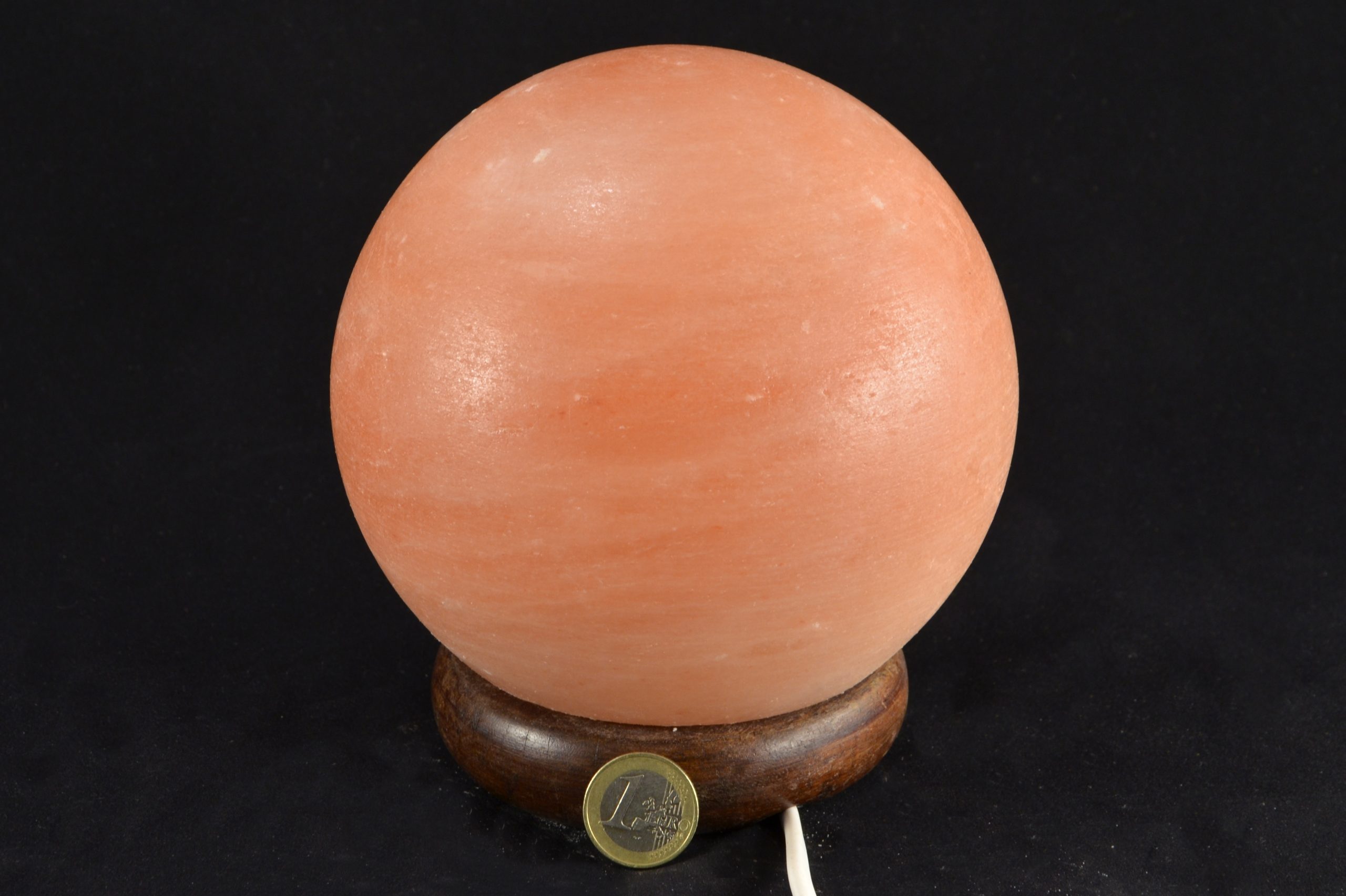 Elektrická soľná lampa z himalájskej soli, Flame ball, 2,5–3 kg, drevený podstavec – Obrázok 2