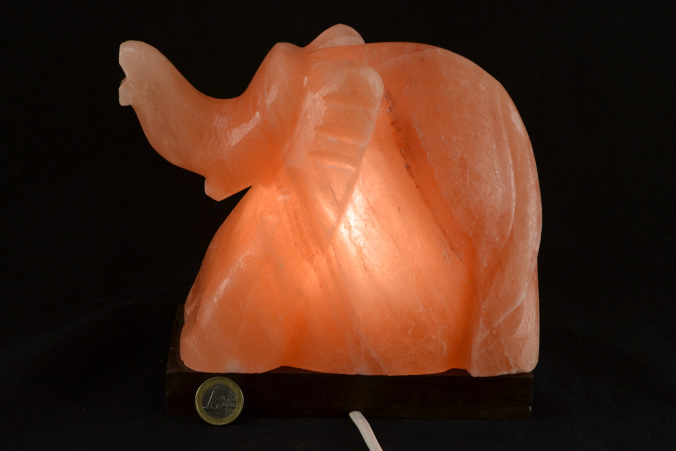 Elektrická soľná lampa z himalájskej soli, Slon, 3,5–3,8 kg, drevený podstavec – Obrázok 2