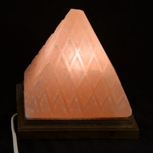 Elektrická soľná lampa z himalájskej soli, Pyramída, 3–3,5 kg,  drevený podstavec, výrazné línie