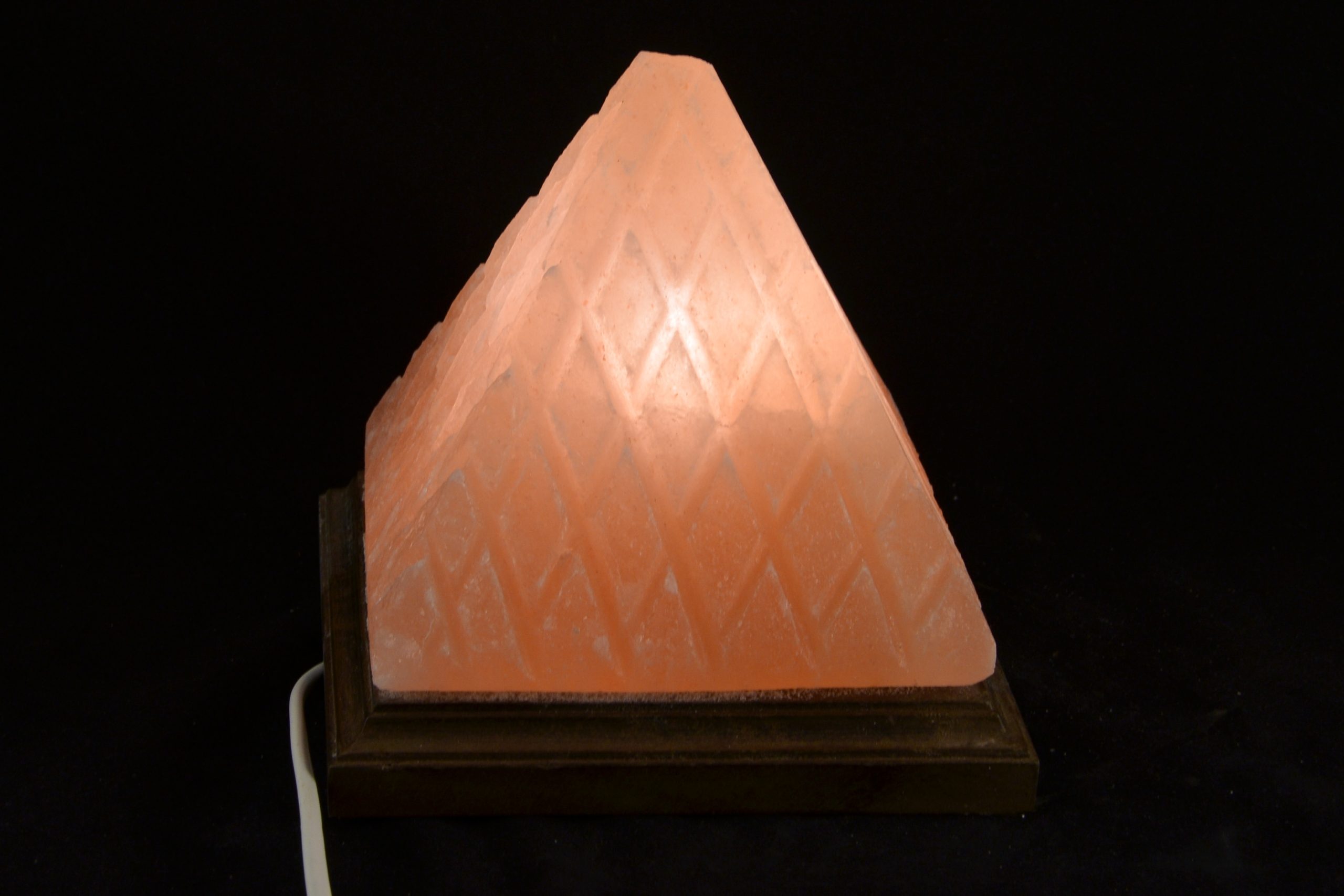 Elektrická soľná lampa z himalájskej soli, Pyramída, 3–3,5 kg, drevený podstavec, výrazné línie