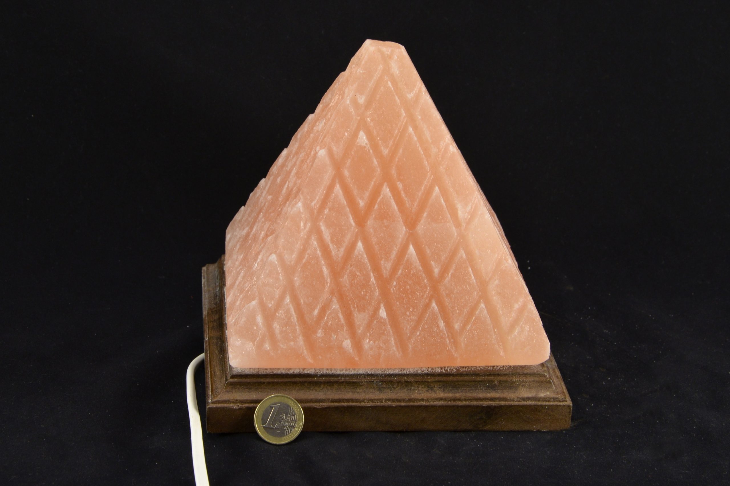 Elektrická soľná lampa z himalájskej soli, Pyramída, 3–3,5 kg, drevený podstavec, výrazné línie – Obrázok 2