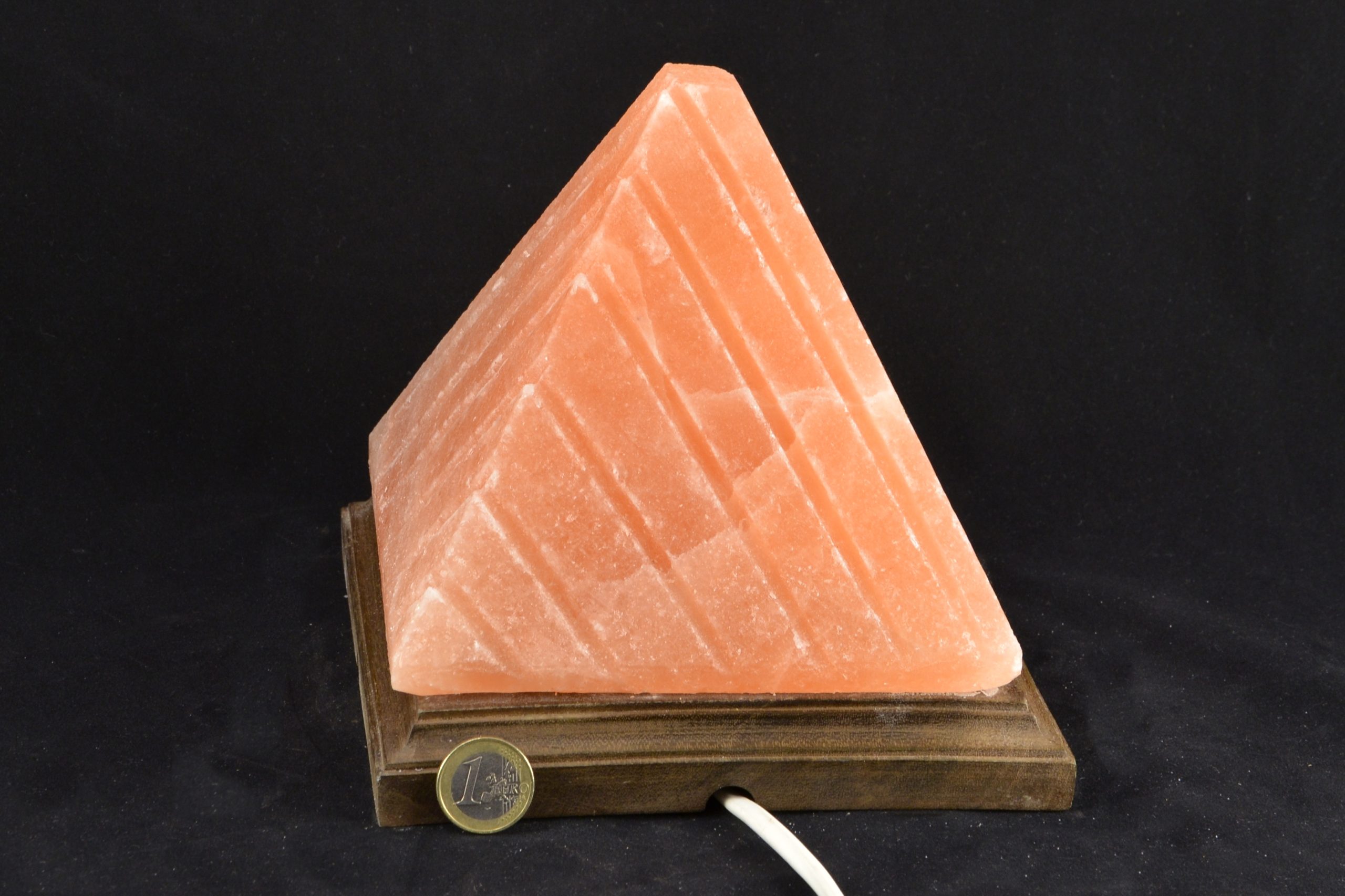 Elektrická soľná lampa z himalájskej soli, Pyramída, 3–3,5 kg, drevený podstavec, jemné línie – Obrázok 2
