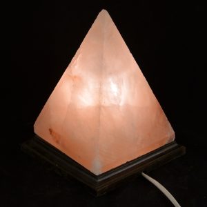 Elektrická soľná lampa z himalájskej soli, Pyramída, 3–3,5 kg, drevený podstavec, hladký povrch